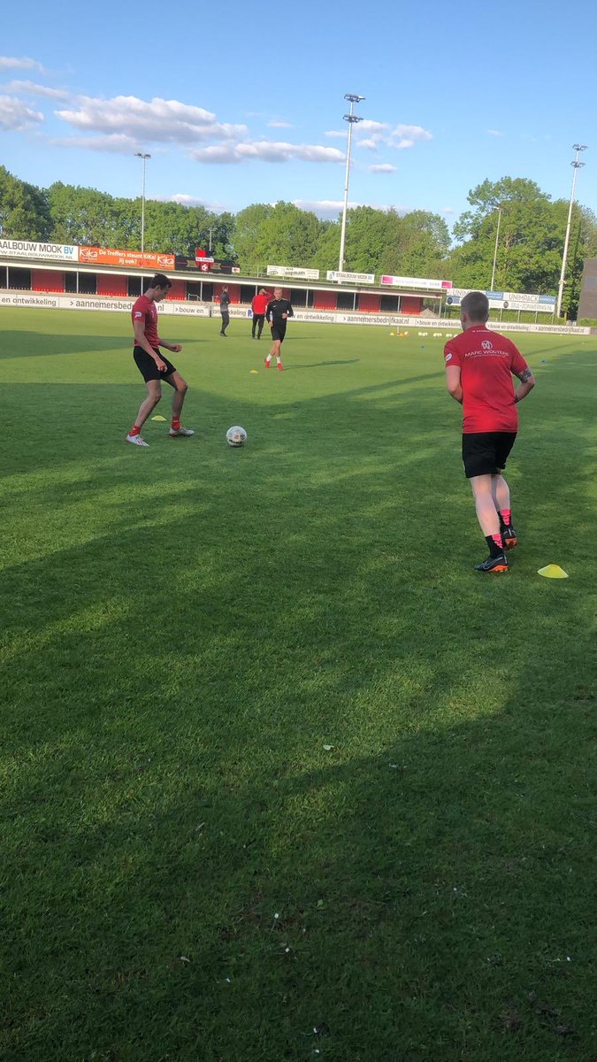 De_Treffers's tweet photo. ⚽️ | Ook onze eerste selectie heeft de training gelukkig weer hervat! https://t.co/gQ4lxmnCuY