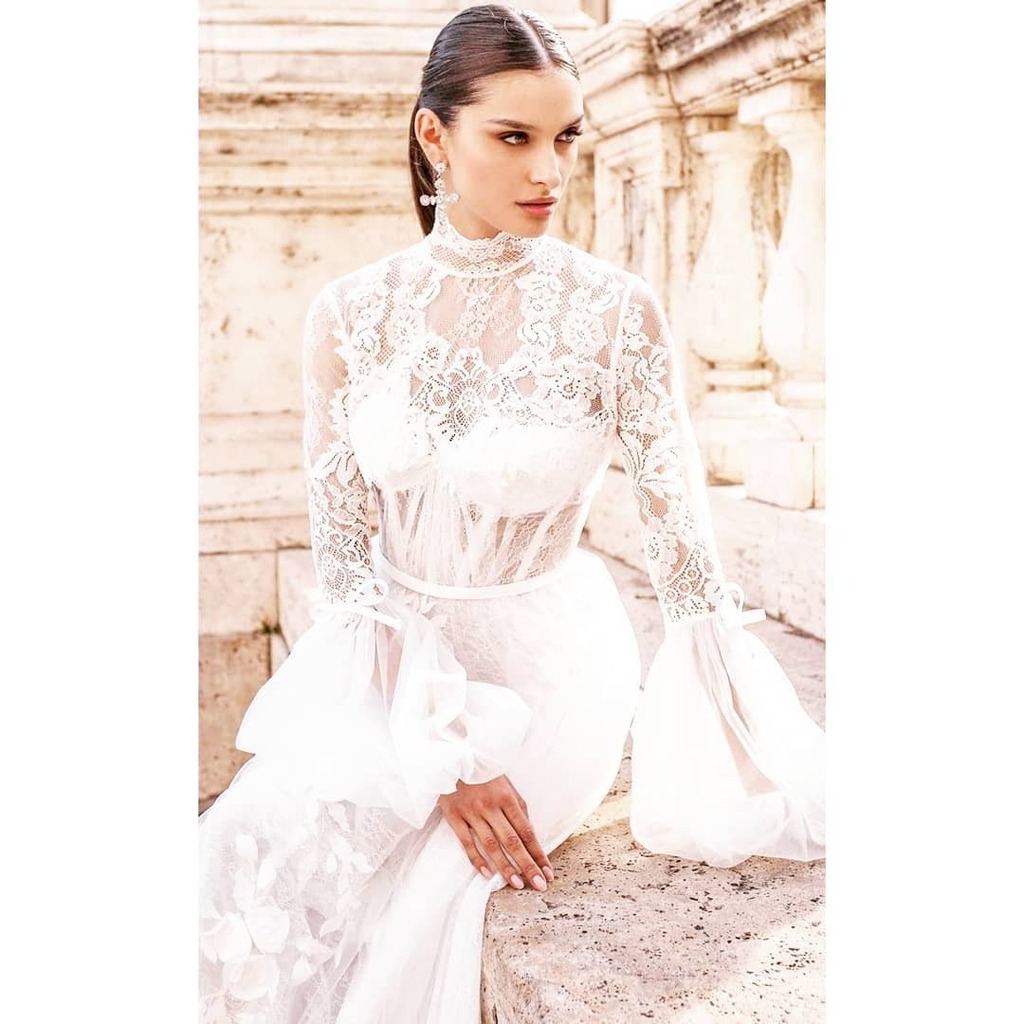 Loving the eye catching lace on this gorgeous wedding gown! 😍  Did you also  peep how fabulous those sleeves are? 😏 .
#Glambride
.
.
👗: <a href="/pinellapassaro/">Pinella Passaro</a>