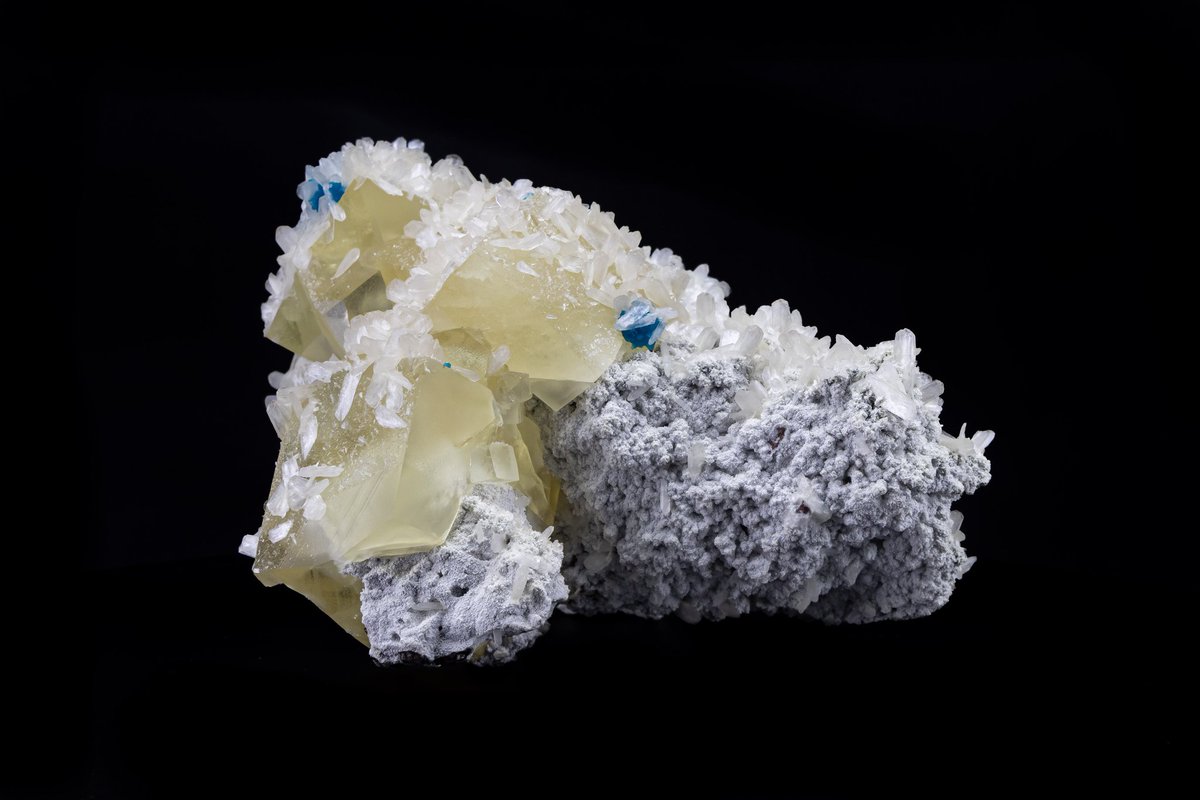 MineralsSuperb's tweet photo. No one said it better than @studiomineralia: This is a collection in itself. Honey calcite crystals coated in cavansite and white stilbite blades on snowy chalcedony.

Dimensions: 18cm x 13cm x 11.5cm
Weight: 2.91lbs
Origin: Pune, Maharashtra, India (2019)

DM for details! https://t.co/bjxZKNYO1I