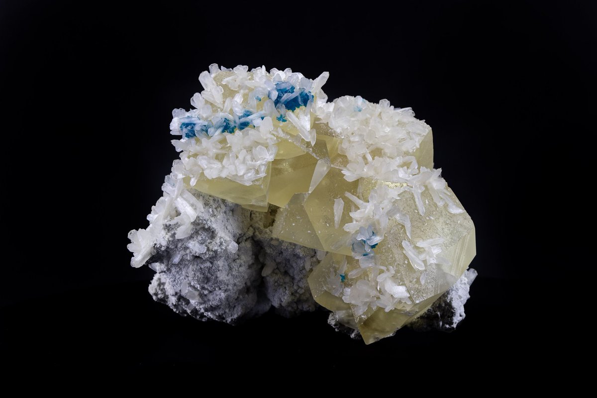 MineralsSuperb's tweet photo. No one said it better than @studiomineralia: This is a collection in itself. Honey calcite crystals coated in cavansite and white stilbite blades on snowy chalcedony.

Dimensions: 18cm x 13cm x 11.5cm
Weight: 2.91lbs
Origin: Pune, Maharashtra, India (2019)

DM for details! https://t.co/bjxZKNYO1I
