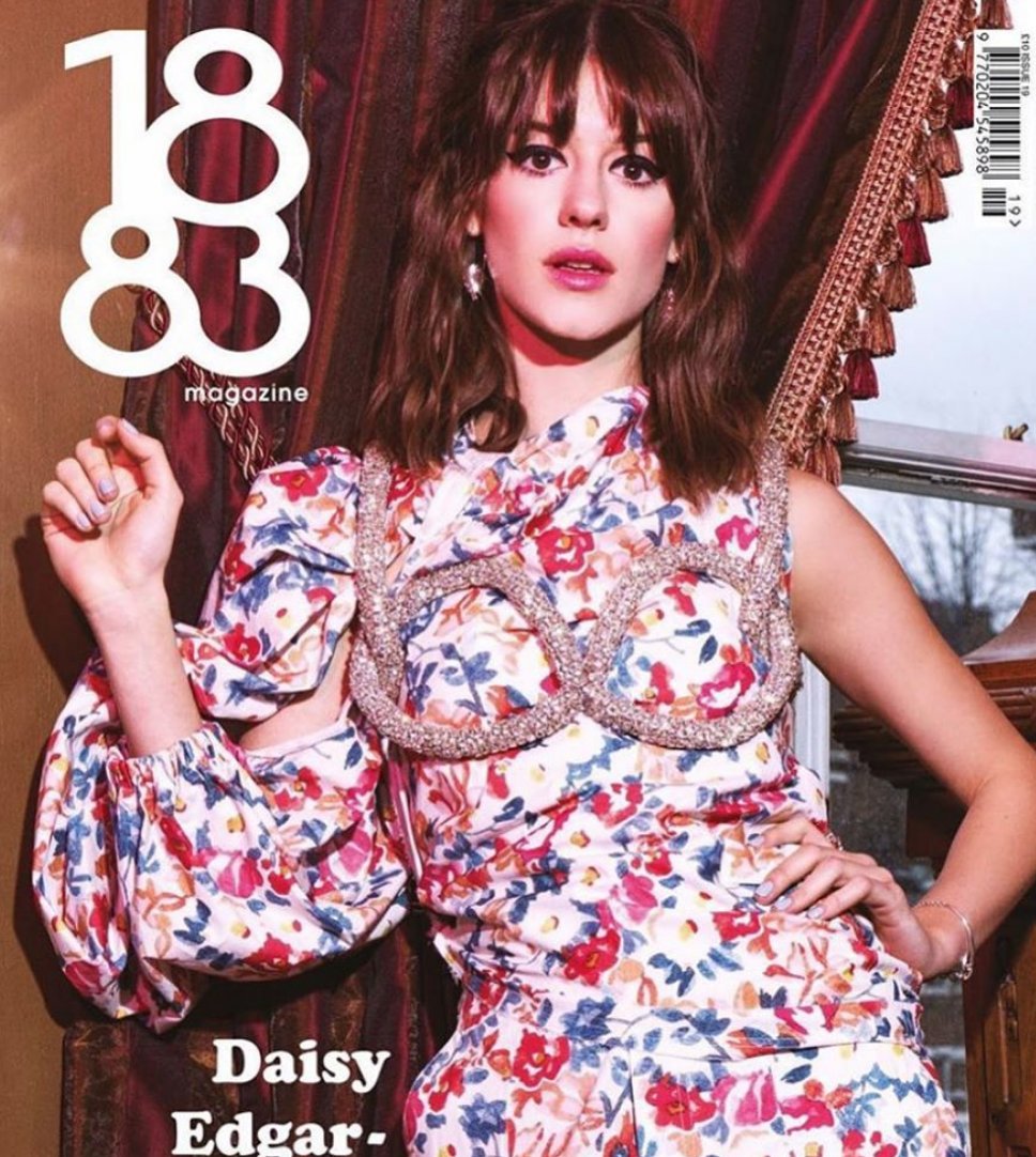 corinagaffey's tweet photo. Over on my Insta Live at 7.30pm, I'm chatting to makeup artist Buster Knight who's responsible for creating this dreamy look on Daisy Edgar-Jones recently as well as painting the faces of Vogue Williams and Laura Whitmore #normalpeople #makeupchats #21questionswith https://t.co/XoQaXt3EJR