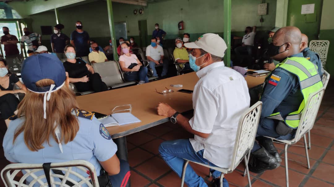 AlcDeGirardot's tweet photo. Hoy #14May el Pdte de #Categ sostuvo una reunión con los comerciantes que hacen vida en los espacios del #Terminal pasajeros de Maracay,para llevar una propuesta al gobierno regional y el Ministerio de Transporte para la evaluación apertura de algunos negocios que hacen vida allí https://t.co/YYHHd7LFXo