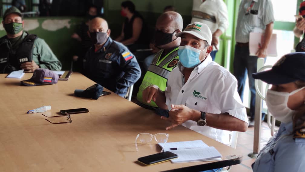 AlcDeGirardot's tweet photo. Hoy #14May el Pdte de #Categ sostuvo una reunión con los comerciantes que hacen vida en los espacios del #Terminal pasajeros de Maracay,para llevar una propuesta al gobierno regional y el Ministerio de Transporte para la evaluación apertura de algunos negocios que hacen vida allí https://t.co/YYHHd7LFXo