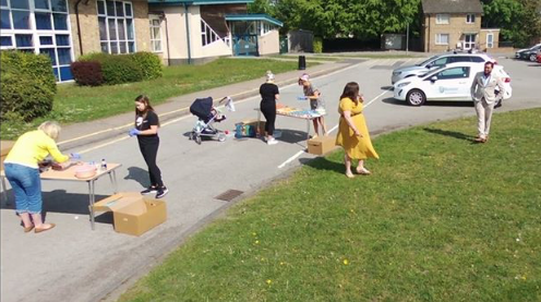 BrightBarlby's tweet photo. Just a few photos of the team icing almost 2,000 cupcakes in 48 minutes, hard work but lots of fun 🧁 https://t.co/fTYmtESjZ7