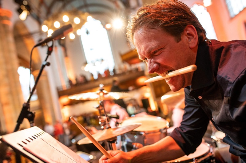 Wij publiceren vandaag een online interview met Jeroen Vrolijk op bit.ly/3byCT8D. Hij is zeer openhartig over de verslavingen die hij al 12,5 jaar achter zich heeft gelaten. Een "must read" voor elke veelspelende muzikant, met waardevolle inzichten en een 6-stappenplan