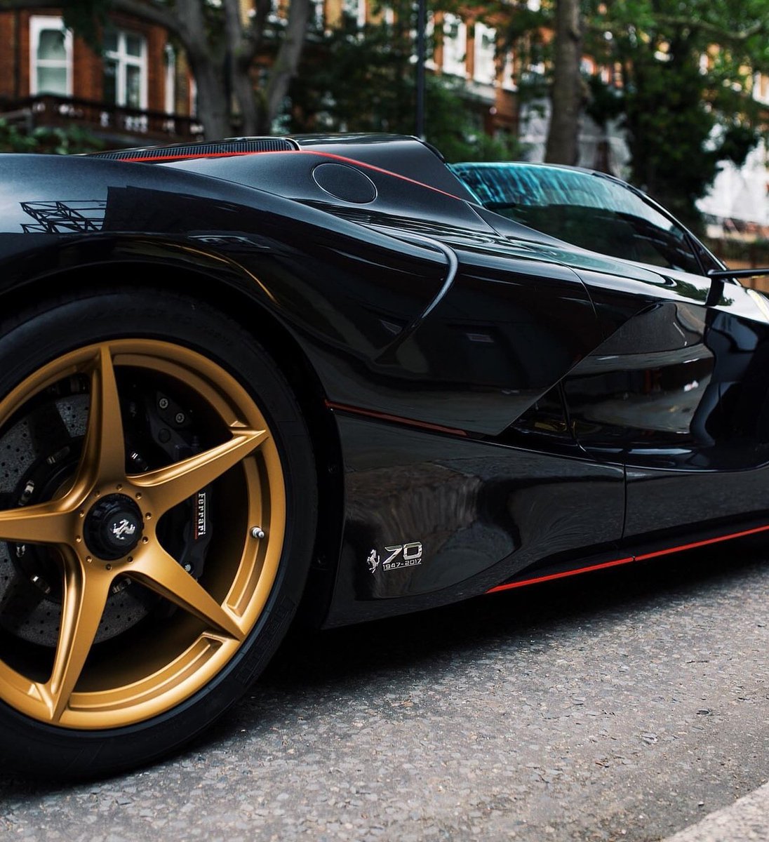 DailyFerrariTM's tweet photo. LaFerrari Aperta on gold wheels 🔥 https://t.co/CDAoVUdDTY