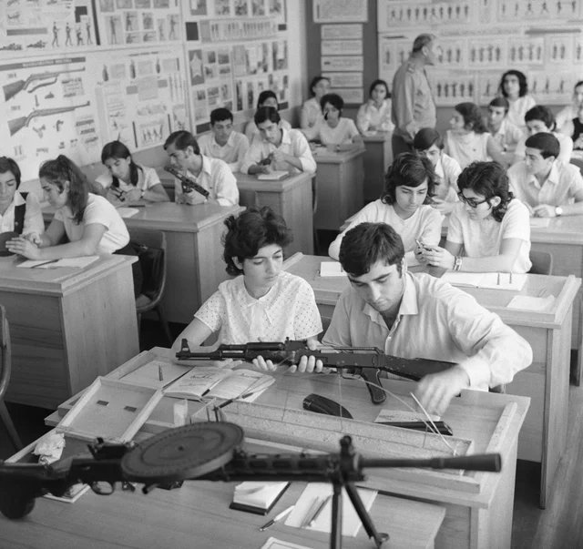 High school students getting weapons training, USSR, ca. 1970. Un escuela diferente.