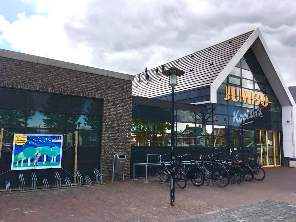 Vandaag de onthulling van prachtige doeken #TaalTroost in <a href="/WommelsNL/">Website Wommels.nl</a> bij o.a. zorgcentrum @Patyna_ Nij Stapert en <a href="/JumboSupermarkt/">Jumbo Supermarkten</a>! 
Een mooie taaluiting in de moedertaal, waar leerlingen prachtige posters van hebben gemaakt. Een stukje.... facebook.com/obsdeopslach/p…