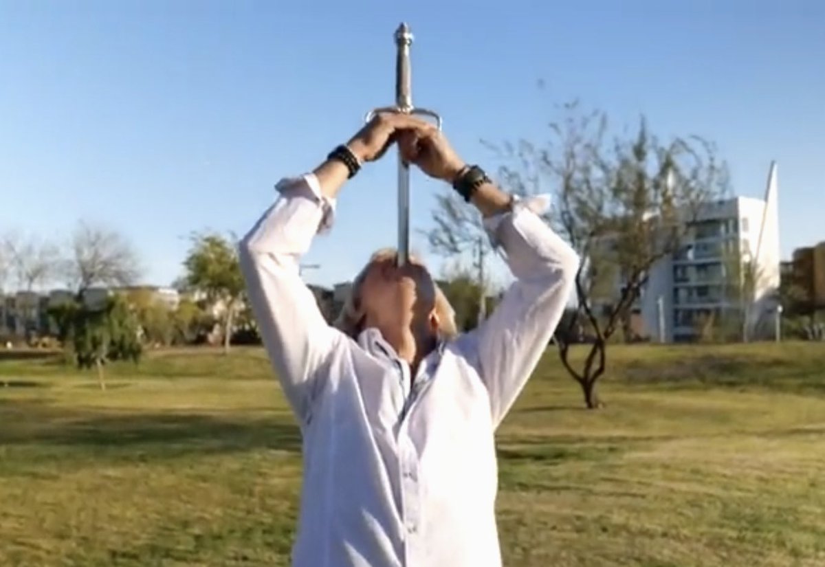 DanMeyerswords's tweet photo. HE SWALLOWS SWORDS (amazing talent!) video doc: https://t.co/fwFYPgml52 via @Drewbinsky
#agt #swordswallower
#danmeyer @DanMeyerswords
#swordswallowing
#drewbinsky https://t.co/uPrOJRPV6q