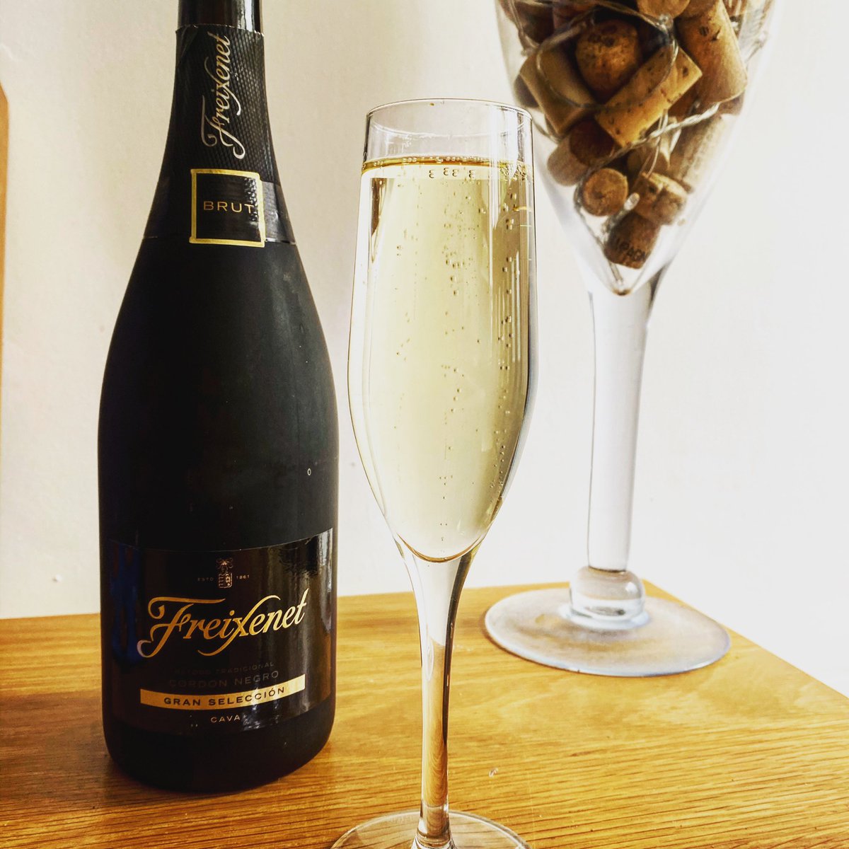 The_Sip_Advisor's tweet photo. A great, crisp and well balanced cava. Expect green apple, pear and citrus notes to tie it all together. Made with the same method as champagne but with the native Spanish grapes Macabeo and parellada. Perfect with cured meats, smoked salmon and as an apéritif #cava #freixenet https://t.co/97R1o7YjrB