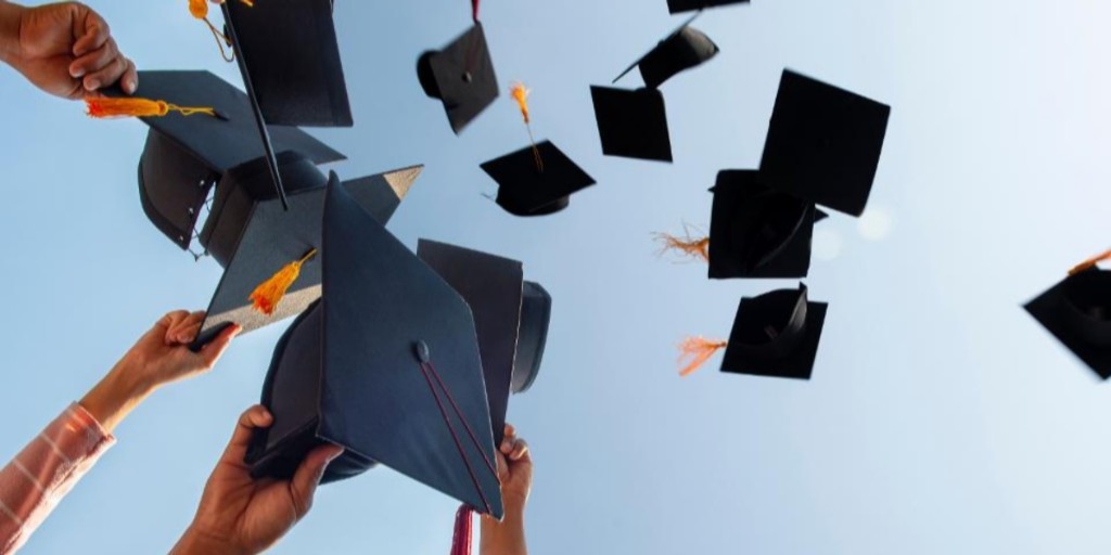 uviccoopcareer's tweet image. It's a challenging time to be #graduating and looking for work. If you're searching for a job right now, this article from Forbes has some tips to help you succeed in your #jobsearch! ow.ly/YNJa50zxBeX. Image by Getty Images.