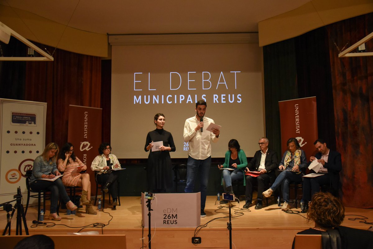 ElDebatURV's tweet photo. Avui celebrem que fa un any del #DebatURVReus! 🎉

Gràcies a tots els que vau atansar-vos al @centredelectura de #Reus.

El recordem amb nervis, emoció i molt d'aprenentatge. Us deixem algunes de les imatges inèdites 📸 que van captar @Jonay_GM i @raquelfabregat. (1/2) https://t.co/RwgJNMf4Mj