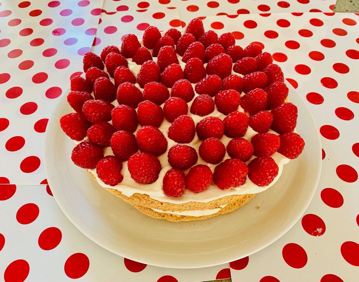nomadicski's tweet photo. Mmmmmm homemade Birthday cake is the BEST! Getting a bit Arty in lockdown.
#Chamlive #Chamonix #NomadicSki https://t.co/EZRhZZoG4T