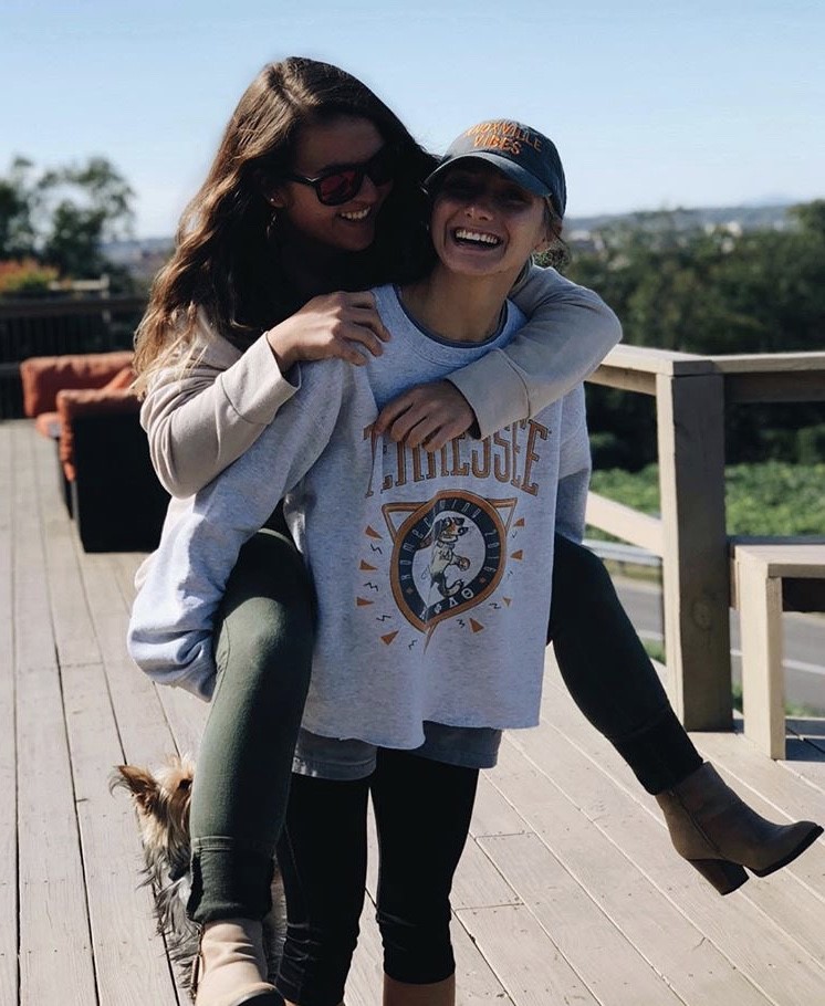 of_knoxville's tweet photo. August means new friends! π€ Have you heard about our roommate matching program for the fall? Call us today for more information.
.
#LiveAbovetheRest #Studenthousing #offcampushousing #UTknoxville #GoVols #knoxville https://t.co/M5g4iLQyte