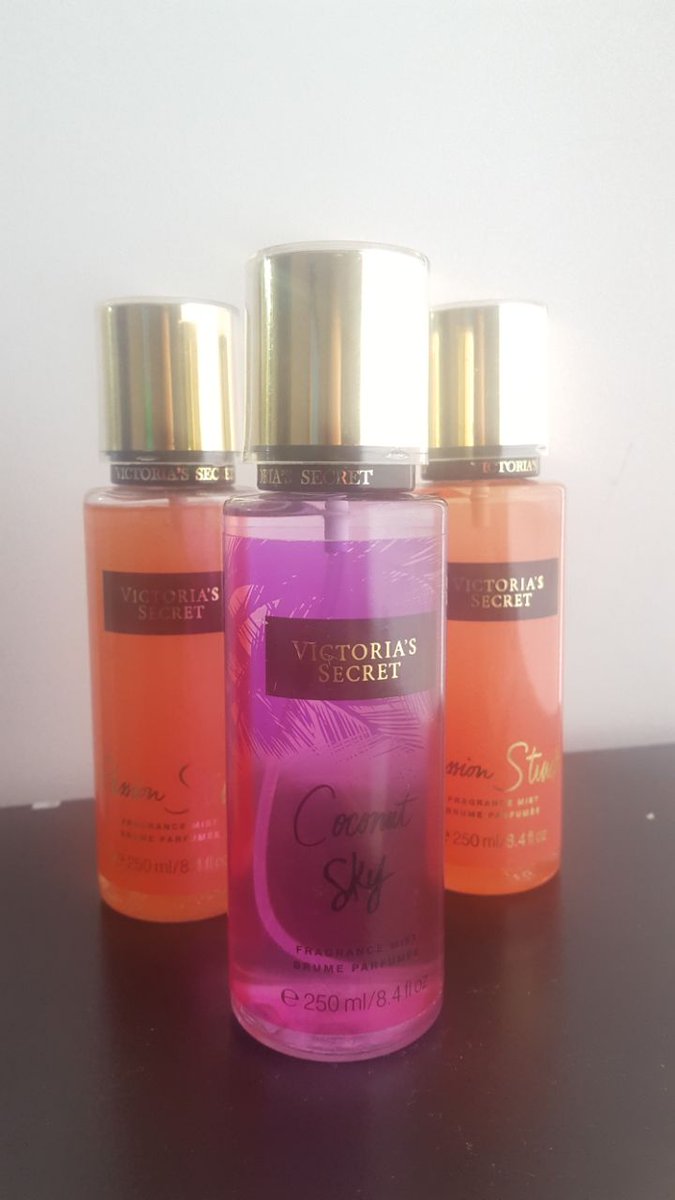 Ph 📷📸 by @natisquecho 
Coconut Sky (2016) de Victoria´s Secret.
Passion Struck (2010), floral, afrutado, dulce, fresco,atalcado.
.
#PerfumesBucaramanga #VictoriasSecret #CoconutSky #PassionStruck