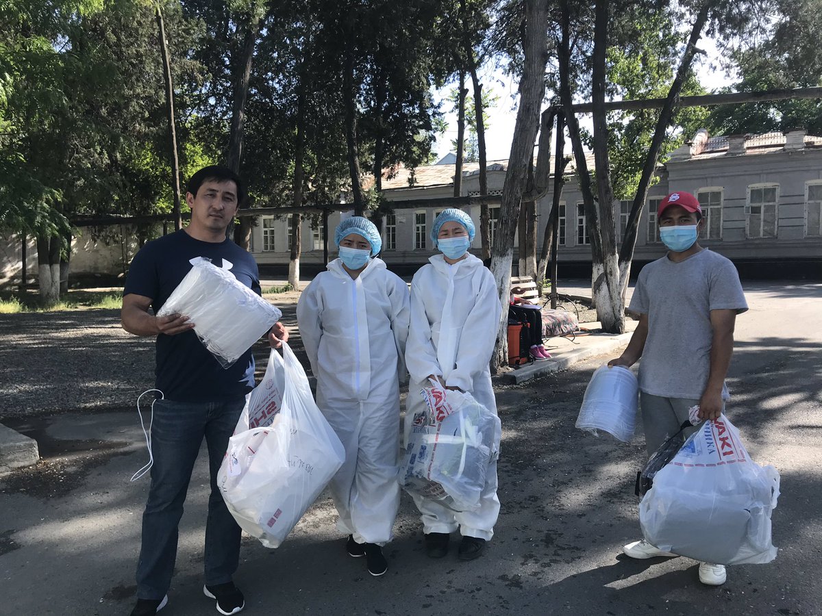 Передавая СИЗ от народного штаба «Бизбарбыз», глав врач скорой спросила, можем ли мы обеспечить машиной скорой помощи. Этот вопрос заставил еще раз убедиться, что государство КР недееспособно. Зачем нам такое государство, если все проблемы решаем мы сами граждане.