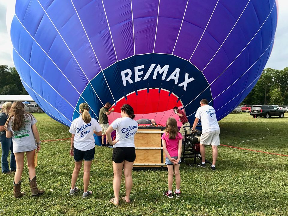 HuronCountyFair's tweet photo. RE/MAX Quality Realty hot air balloon rides! Their crew did a great job in 2019 getting this up in the air for our awesome guests 🎡 to enjoy!
#HuronCountyFair #Balloon #Ohio #fairgrounds #fair #fairseason #fairtime #countyfair  #festival #food #fun #demolitionderby #localfun https://t.co/n6bHLOqNgL