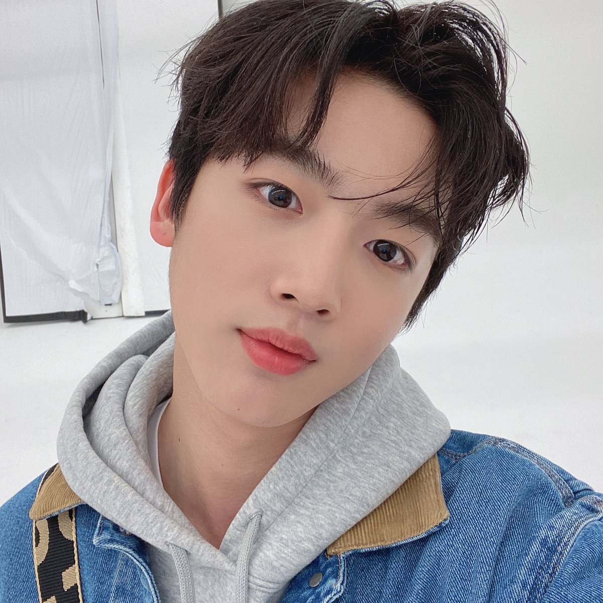 열심히 일한 요한이의 외식🍽
한입 가득한 고기쌈부터 볶음밥, 요거트스무디까지 완벽🌟
오늘 야식은 요한 정식으로 함께해주세요❣️

#김요한 #KIMYOHAN #OUIentertainment