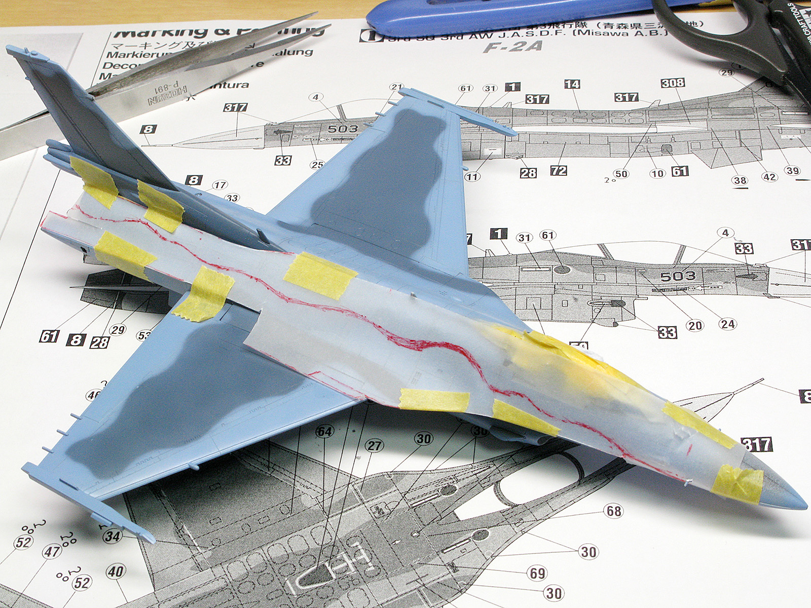 たのしいモケイ Al Twitter ハセガワ 1 72 三菱f2a 洋上迷彩 垂直尾翼をステンシルで塗装 背中の迷彩は上面と側面兼用なので 塗装図をそのまま切っても辻褄が合いません 両図面からパネルを参考にトレペにライン取り 反対側は対称なので反転して両方の型が作れ