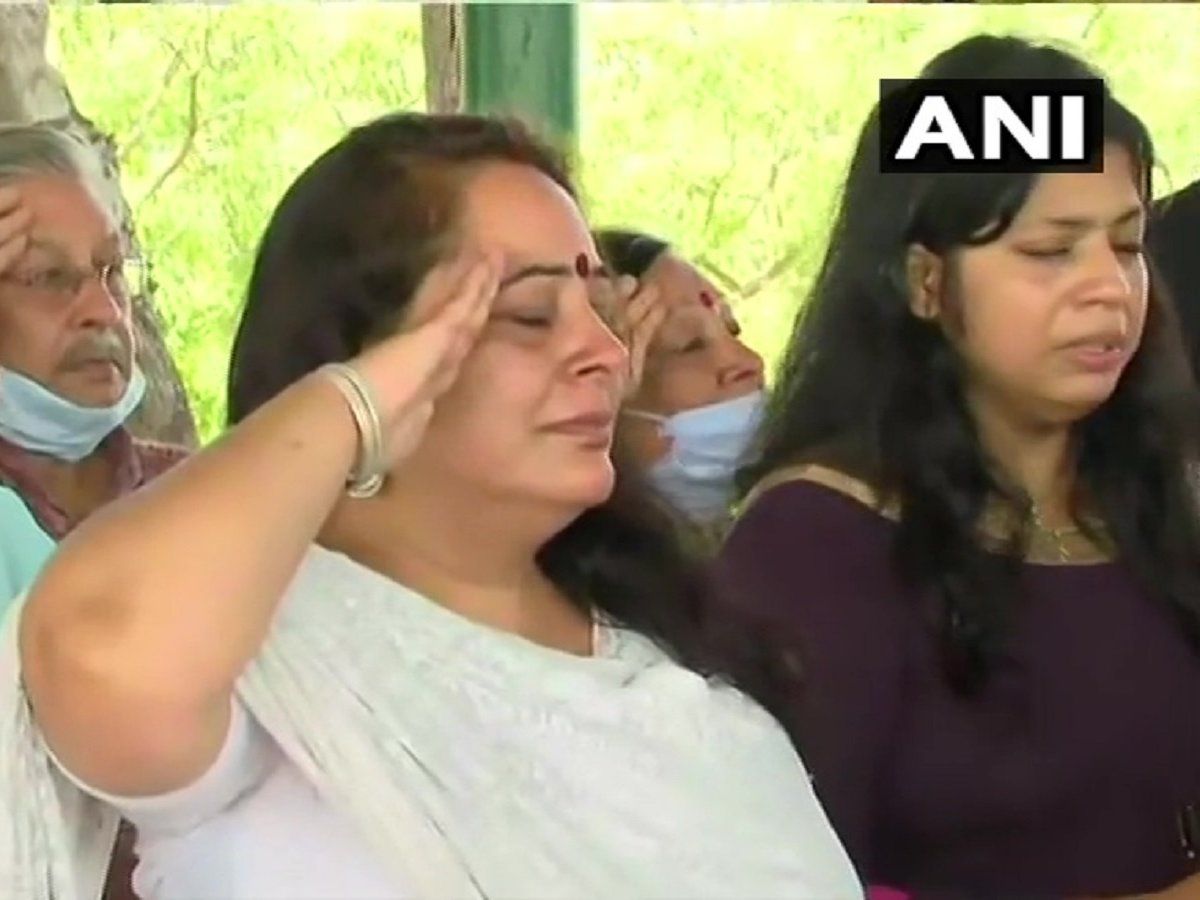 Aamvii's tweet photo. Brave heart Wife of Saheed Colonel Ashutosh who left us encountering terrorism  #HandwarAattack 

Doesn't this deserves #PulitzerPrize??

#pulitzers2020 https://t.co/HvtjQoOs9Q