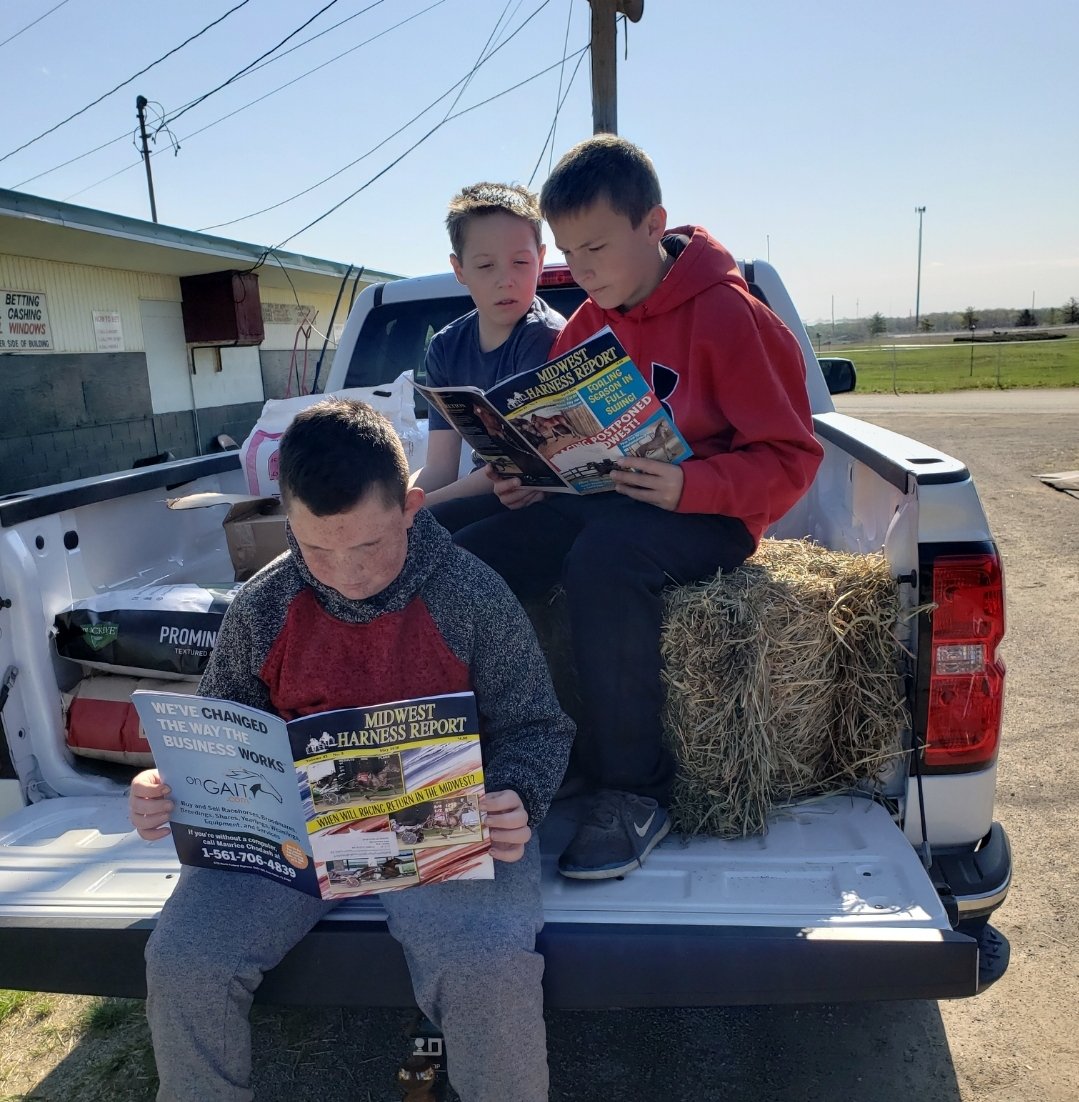 JaymeLaing's tweet image. Caught these boys taking a break this morning at the fairgrounds and catching up on reading some very nice articles in @MidwestHarness! You can read them too by subscribing at midwestharnessreport.com
#ReadWorthy
#LoveTheLifeYouLive 
#TheMoreYouKnowTheBetter 🙌