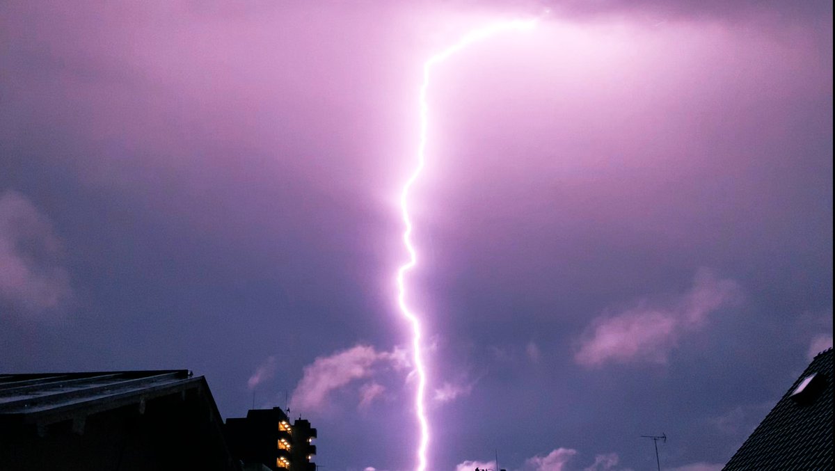 夢灯 龍泉 雑食民 昨日のベスト雷集 窓全開で雨音無しで動画撮れたしスマホでステップトリーダーまで映るとは思わなかった 雷 落雷 稲妻 稲光 雷光 雷神 雷電 雷撃 迅雷 ラムウ サンダー サンダラ サンダガ サンダジャ ブラック