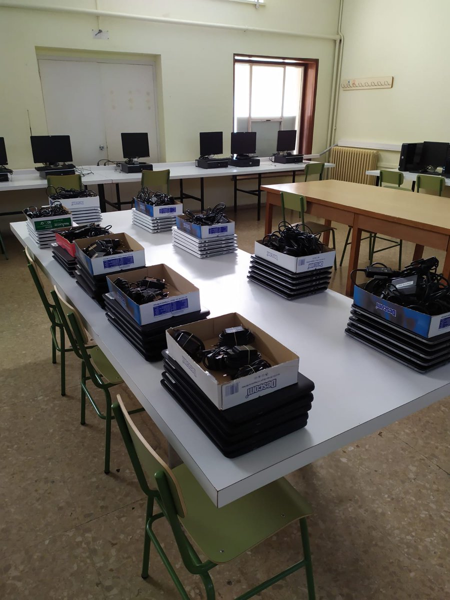 ICallipolis's tweet photo. L'@icallipolis , a instància d'@educaciocat, ha preparat i posat a l'abast del seu alumnat una cinquantena d'equips informàtics per tal que puguin finalitzar els seus estudis des de casa.
#CallipolisFP #somFP #nobretxadigital #curs1920 #covid19 https://t.co/Z5ZzYJJVwU
