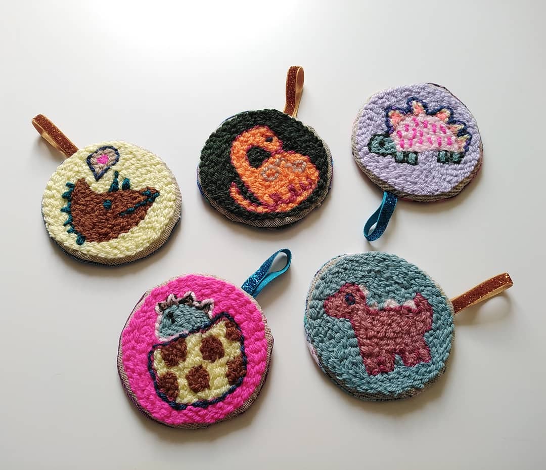 AnnePrints's tweet photo. Been busy making some super cute Dino coasters! 🦖🌴
#dino #dinosaurs #dinoillustration #coaster #punchneedlecoaster #punchneedleembroidery #punchneedlecraft #punchneedleart #punchneedle #colourful #wool #yarn #fabric #ribbon #sparkles #craft #handmade #make #creative https://t.co/SE5sH2NSL8