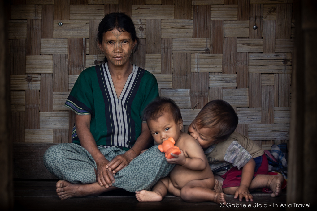 in_asia_travel's tweet photo. Famiglia della tribù Mun, Myanmar.
Nello stato Chin vivono numerose tribù e clan. Alcune donne hanno il viso tatuato con un motivo specifico a seconda della tribù di appartenenza.
#birmania #myanmartourism #myanmar🇲🇲#exploringasia #experientialtravel #inasiatravel_touroperator https://t.co/RGAToQY86O