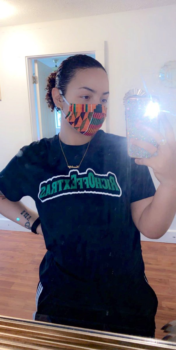HoneyStitched's tweet photo. “23 with morals & plans of living cordial.. not rich, but wealthy”..
But still #RichOffExtras on the T & @HoneyStitched on the mask. https://t.co/lbPOogpSyN