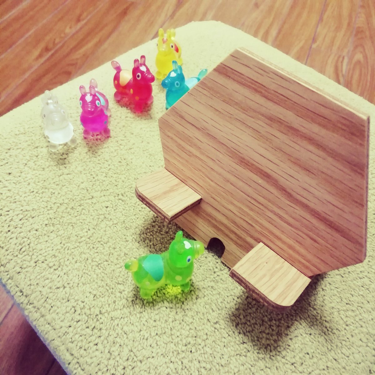 chokosma's tweet photo. #六角寿満子　
さっそく届いたー！！
想像よりコンパクトでめちゃかわいい！！携帯置かない時でもインテリアとして素敵だし、
ルーツファクトリーさんの商品はシンプルおしゃれでわたし好み( ´∀｀ )b

#とにかく縁起の良いスマホスタンド
#rootsfactory
#ルーツファクトリーさんありがとう！ https://t.co/zsrt3bqJNi