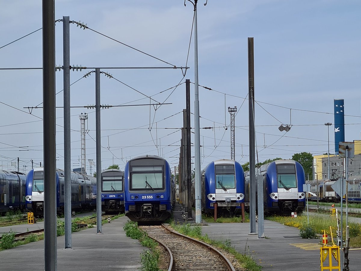 FDhersin's tweet photo. Cet après midi sur le terrain avec @Fre_Guichard @GroupeSNCF et ses équipes au centre d entretien à Lille pour présentation des matériels et de leur entretien avant le redémarrage de lundi 11 mai.  Bravo pour ce travail remarquable des équipes!  @SNCF 
@hautsdefrance 
@TERHDF https://t.co/GY3jz7e8Gg