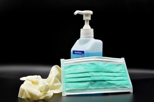 APIC's tweet photo. Gloves are not a substitute for good hand hygiene, and may even be contributing to spreading infection. Learn more with 
@APIC 's new resource on glove use in public: https://t.co/nqY0OG0f2i  #COVID19 https://t.co/DoELXpNRCv