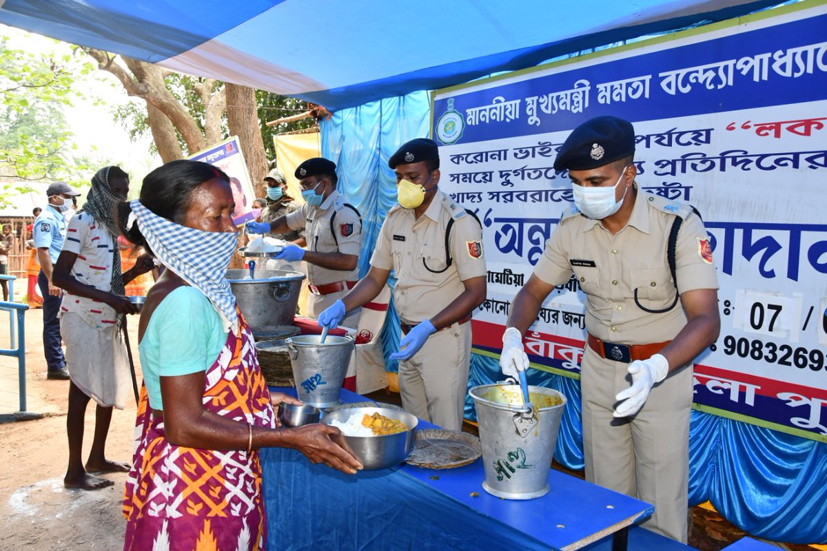 spbankura's tweet photo. Today in #AnnadanMahadanProject 160 persons of #Rangametia, #HirbandhPS were served #WholesomeLunch &amp; in #GreenEarthProject 22Adivasi families were distributed #HighYieldingSeeds of #Rice #VegetableSeeds, #Fertilizer etc under the leadership of #SPBankura- #ShriKoteswaraRaoN, IPS https://t.co/wfaWqlclfx