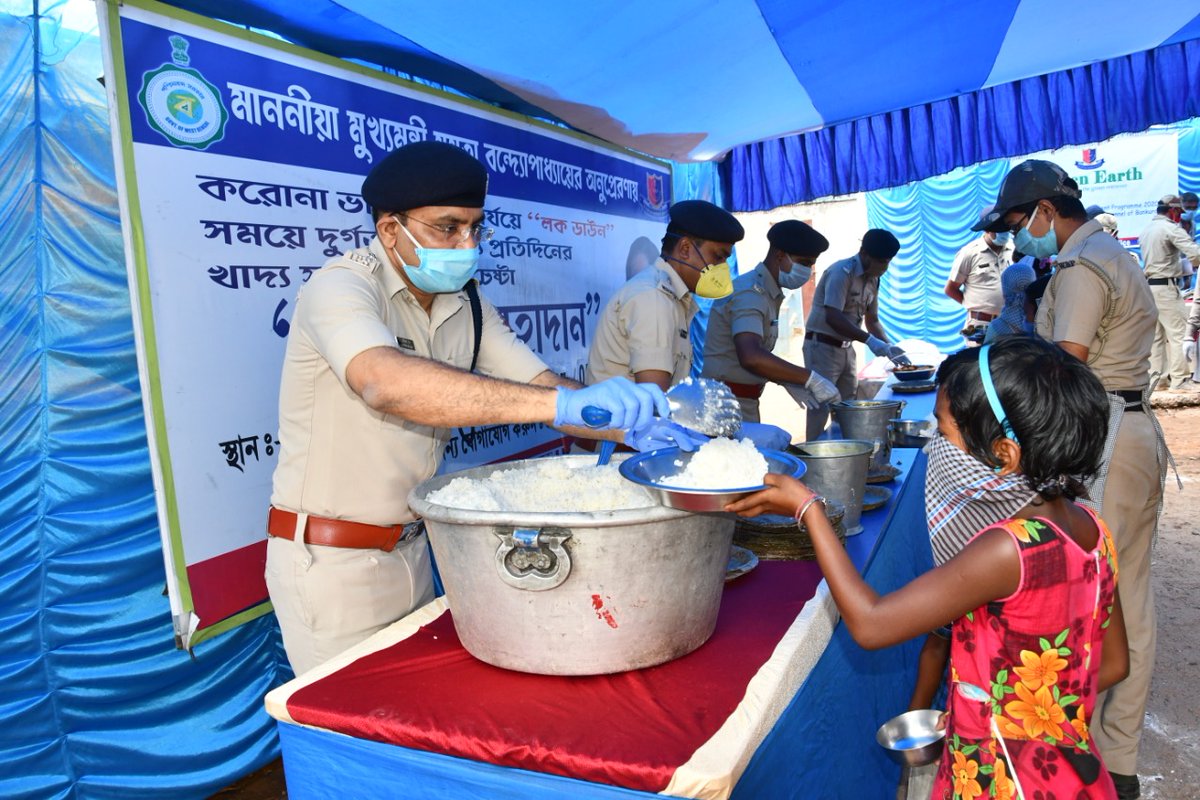 spbankura's tweet photo. Today in #AnnadanMahadanProject 160 persons of #Rangametia, #HirbandhPS were served #WholesomeLunch &amp; in #GreenEarthProject 22Adivasi families were distributed #HighYieldingSeeds of #Rice #VegetableSeeds, #Fertilizer etc under the leadership of #SPBankura- #ShriKoteswaraRaoN, IPS https://t.co/wfaWqlclfx