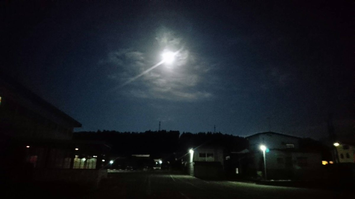 mrc_otm's tweet photo. 頼りなくて 人恋しくて 心切ない夜だけど、同じように夜空を見上げてる人が どこかの町にいるのかなぁ。なんて思いながら散歩してました。 https://t.co/NwBj5yO3E0
