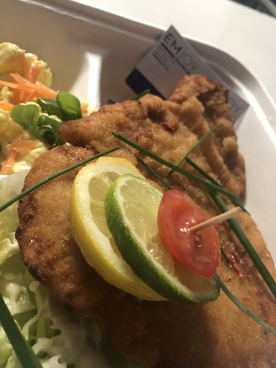 Vrijdag zijn we van 10.30-19.00 open in #ede voor koffie, lunch &amp; DINER to go💛

Diner: Verse kipsaté of schnitzel Veluwe (ui, champignons, spek) 

Deze vrijdag slechts 11.50 inclusief frites, mayo en fris salade garnituur. 
Graag telefonisch bestellen. 
0318 618111🔔