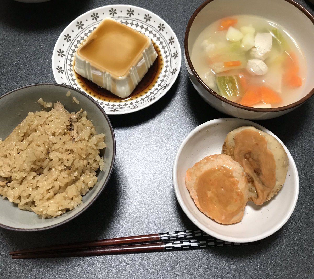 7mpagj's tweet photo. ✨5月7日の夜ご飯✨

炊き込みご飯(ノンオイルツナ使用)
冷奴
鶏がらの素のスープ
ササミとハンペン、タマネギのミンチにして焼いたやつ https://t.co/mAVNksLdfF