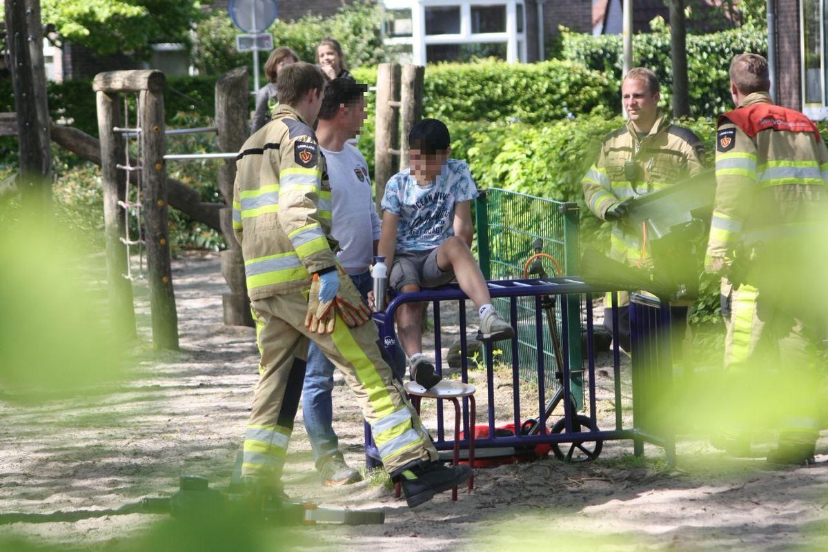 Jongen in Deventer vast met been in speeltoestel, brandweer schiet te hulp .