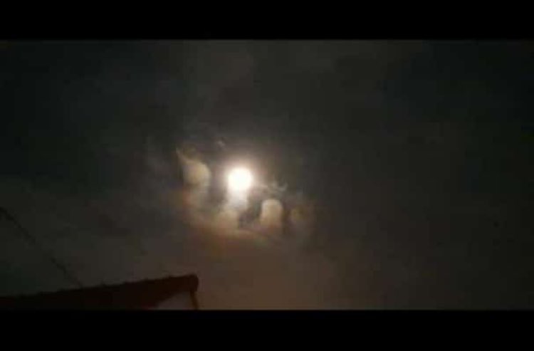 pfrinzcest's tweet photo. Sekarang malam 15 Ramadhan kan ya? 
Ak liat sw temen liat bulan terang banget terus ada lafadz Allah nya;( subhanallah bangettt https://t.co/aYiE1fQTYv
