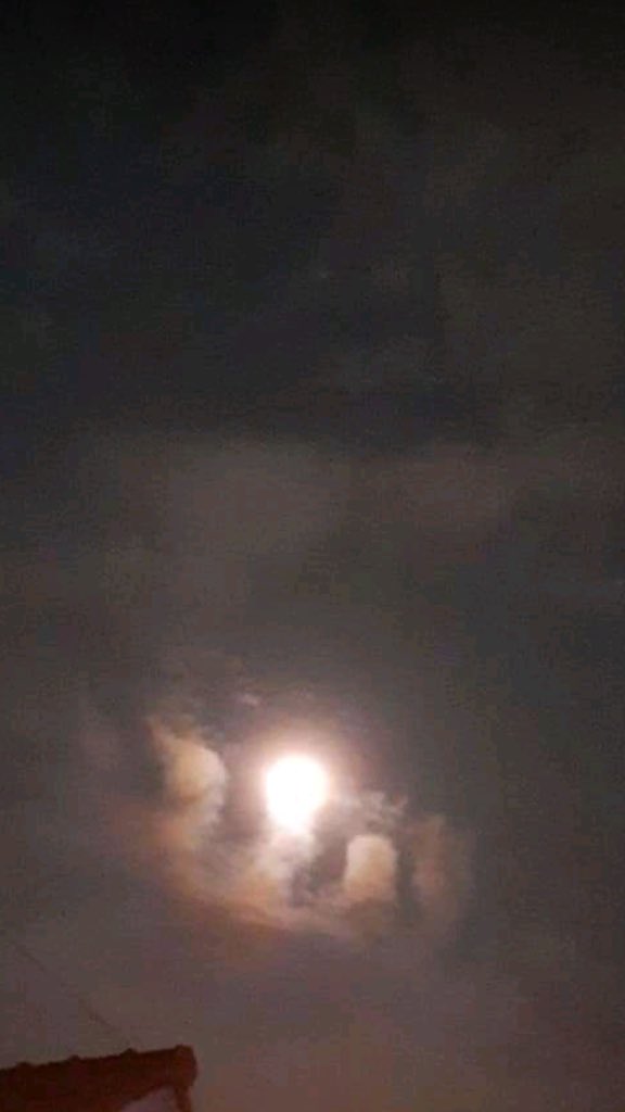 pfrinzcest's tweet photo. Sekarang malam 15 Ramadhan kan ya? 
Ak liat sw temen liat bulan terang banget terus ada lafadz Allah nya;( subhanallah bangettt https://t.co/aYiE1fQTYv