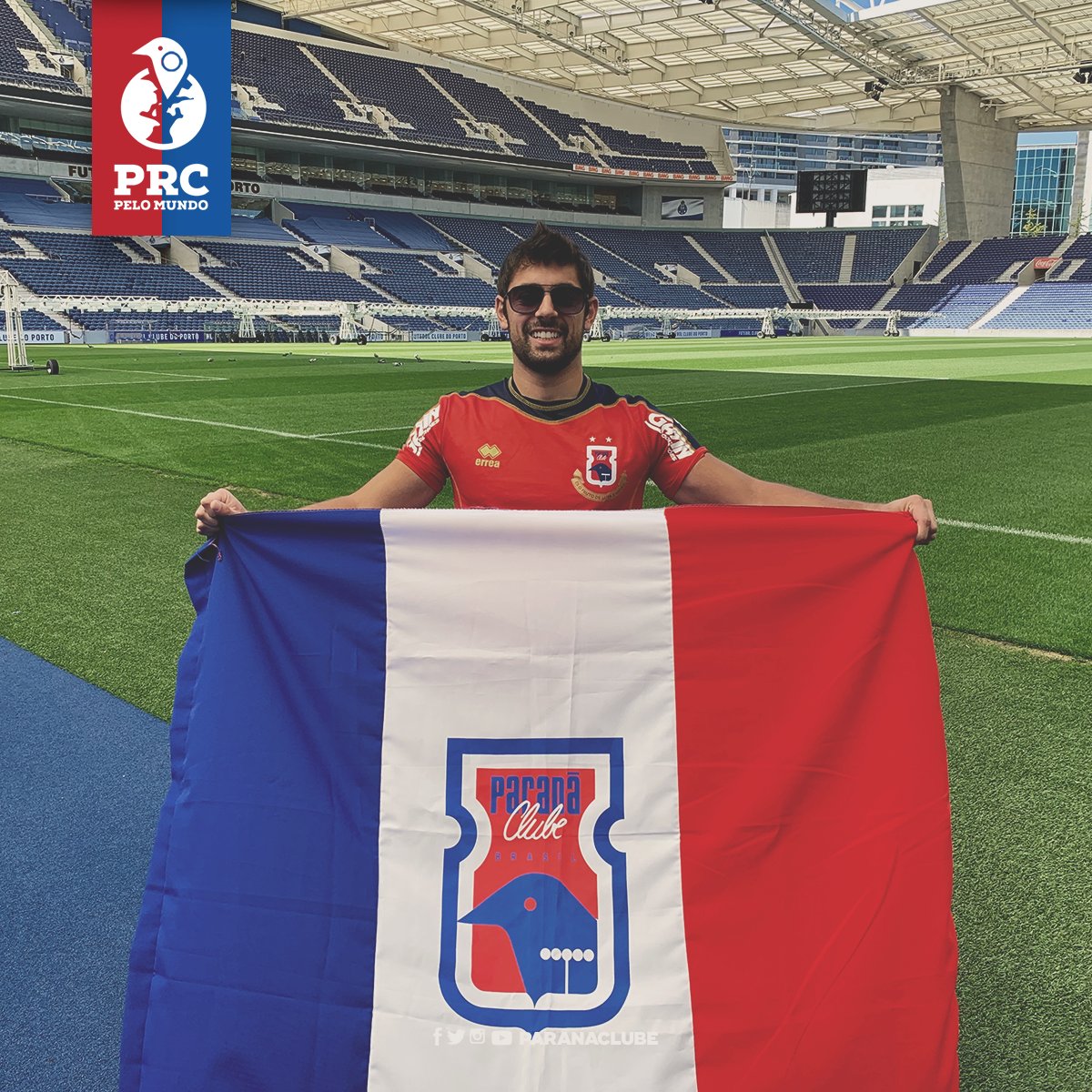 ParanaClube's tweet photo. O #PRCpeloMundo de hoje é com o Rômulo Zitta, lá no Estádio do Dragão, estádio do FC Porto. Valeu pela foto, Rômulo! 🌍 https://t.co/lEgJGtU61D