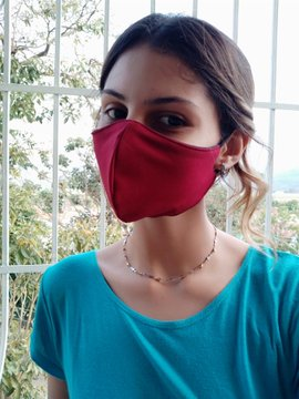 Ella es @ariamassacre Su mamá sufre de la tensión y su papá de diabetes, por eso ha empezado a fabricar estos tapaboca artesanales para poder sustentar los medicamentos que necesitan. Agradecería mucho si la ayudarán a comprar estos fabulosos tapabocas 🇻🇪🙏  #Maracay #Venezuela