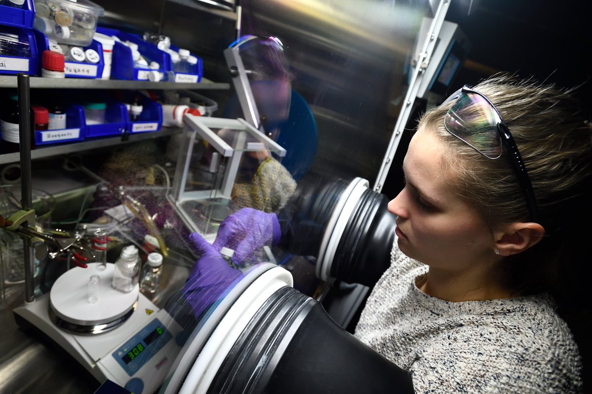 soph_melvin's tweet photo. Hi #HopkinsTweets! I’m a graduate student @JHUChemistry working in the @Klausen_Group #Azaborine subgroup. I study the synthesis and properties of organoborane polymers👩🔬 https://t.co/vQeV4UkjMO