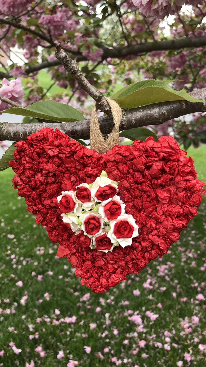 MsBlossBASDart's tweet photo. #heARTshineBASD! @BethlehemAreaSD @BananaFactory These heARTs are amazing! Show us your creation at https://t.co/6gdbYi6Vfd https://t.co/oLBOMFGC6P