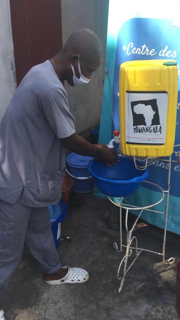 MwangazaInt's tweet photo. Medical staff at the children’s clinic in #Limete #Kinshasa are using our chlorinated water to protect themselves and their patients. We are blessed to provide this much needed ressource #CovidCantStopGood #RDCCovid_19 #RDCongo #waterislife #LivingWater https://t.co/tkUELJNoQq