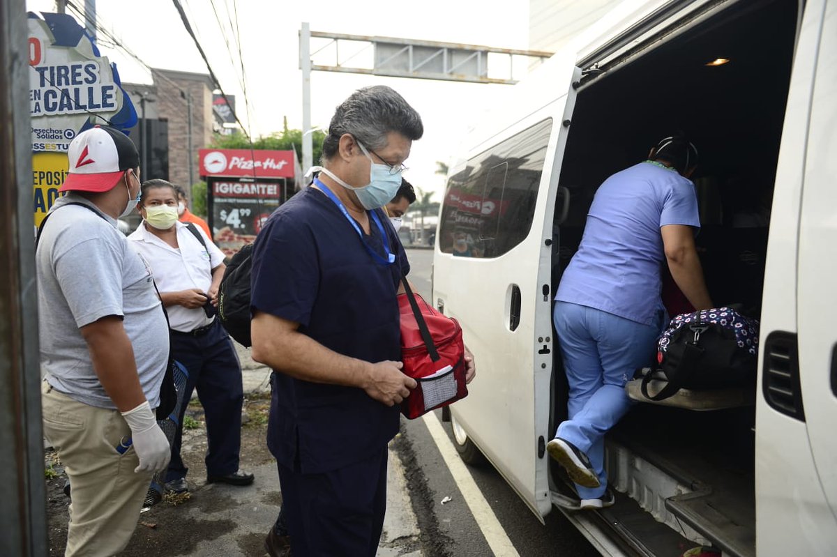 elsalvadorcom's tweet photo. #ElSalvador Personal de Salud del Hospital San Rafael denuncia que esperaron durante varias horas en El Salvador del Mundo por el transporte que ofreció el Gobierno, finalmente pagaron 1 dólar para ser trasladados en un microbús particular. Fotos EDH/ J. Orellana https://t.co/Znnf9Cns5R