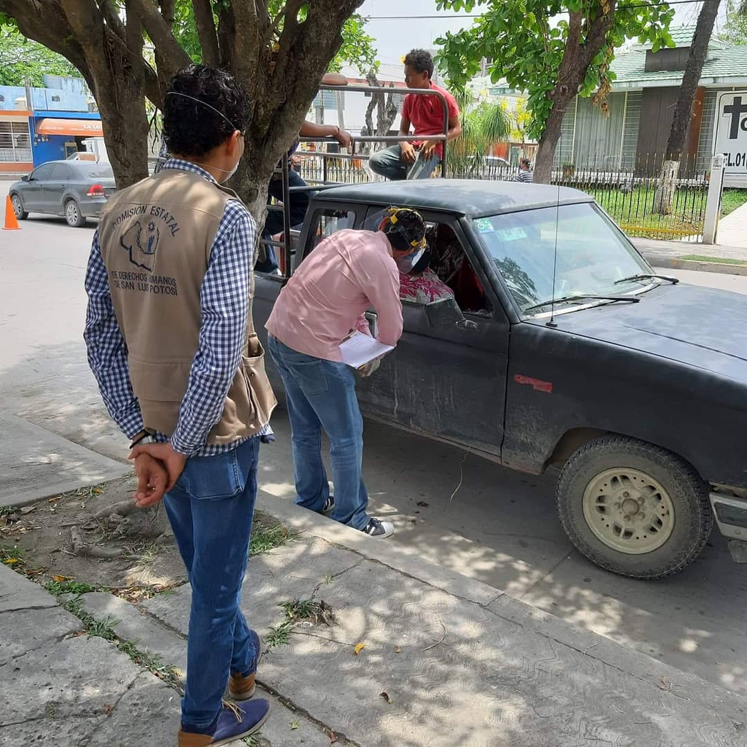 CEDHSLP's tweet photo. La  #CEDHSLP continúa  trabajando, somos observadores en los filtros sanitarios que se han implementado al interior del Estado, tal es el caso de Matehuala y Ciudad Valles, en los que se informa a la población sobre Covid-19. #QuédateEnCasa https://t.co/3p6PfHRIog