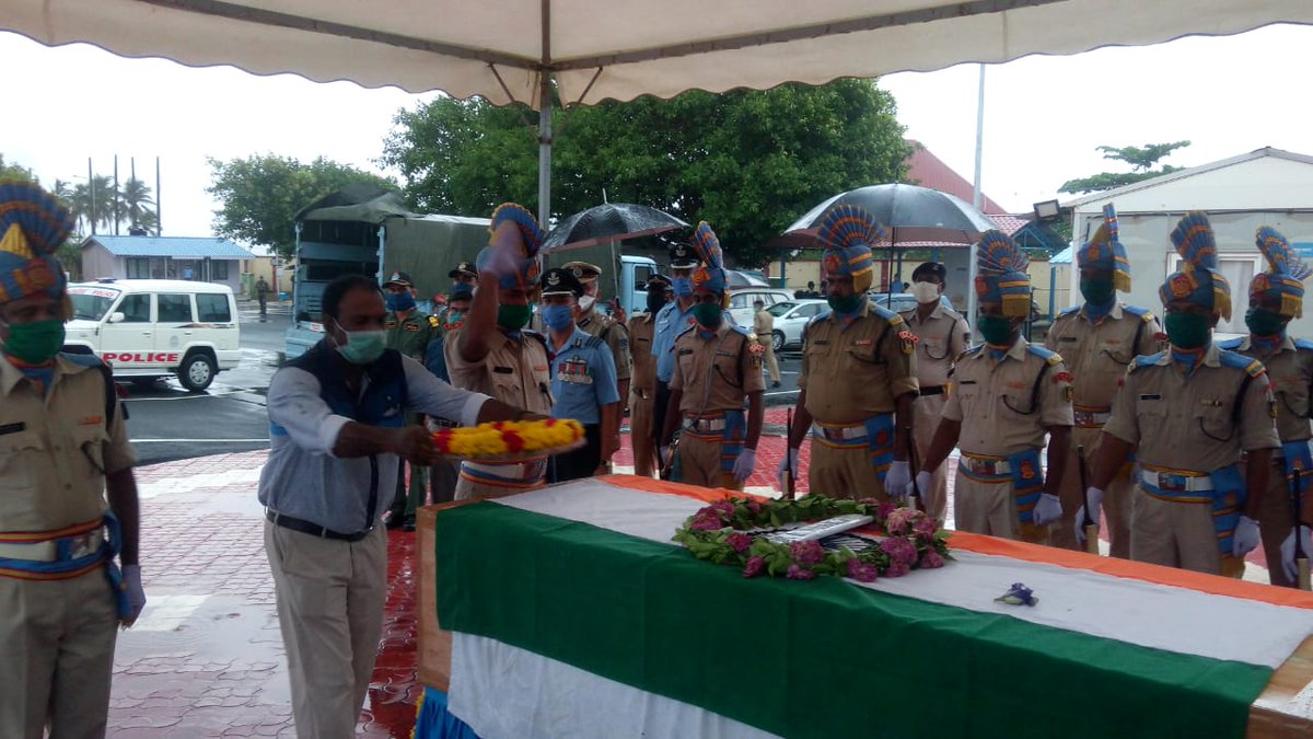 DefencePROTvm's tweet photo. The mortal remains of Ct/GD Chandrasekhar C of 92 CRPF Bn, who was martyred while confronting with terrorists at #Handwara in J&amp;K,were taken from Air Force Station Shanghumugam to his native place at #Tenkasi, Tamilnadu for cremation.
#Handwada
#CRPF https://t.co/ipJX0E41nM