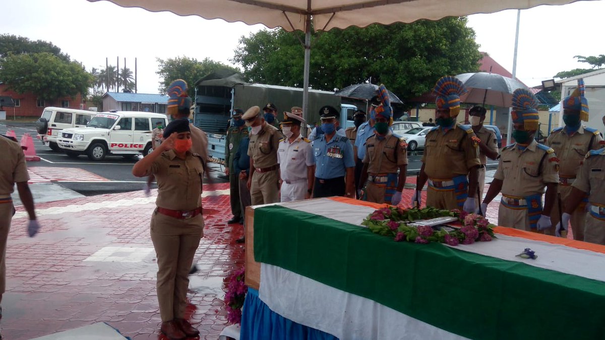 DefencePROTvm's tweet photo. The mortal remains of Ct/GD Chandrasekhar C of 92 CRPF Bn, who was martyred while confronting with terrorists at #Handwara in J&amp;K,were taken from Air Force Station Shanghumugam to his native place at #Tenkasi, Tamilnadu for cremation.
#Handwada
#CRPF https://t.co/ipJX0E41nM